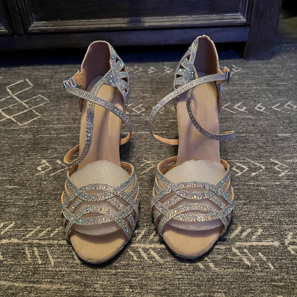 Elegant Silver Strappy Dancing Shoes
